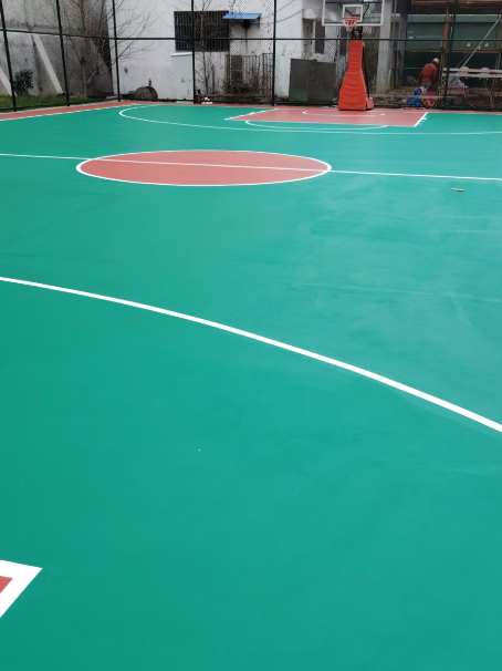 苏尼特右 球场长期使用易出现地面开裂